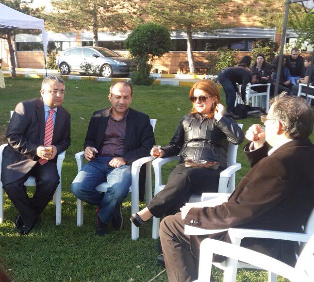 ozsabri's tweet photo. #springconferences 5x5 5 gün 5 konferans.. Rektör yardımcımız ve dekanımızla sohbet.. @ticaretedutr @vssc2014 http://t.co/VWp37a4wEL