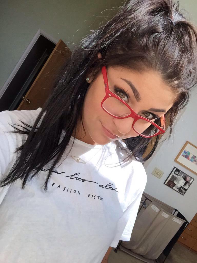 AndreaaRSC's tweet image. YA GIRL GOT NEW GLASSES 🎈