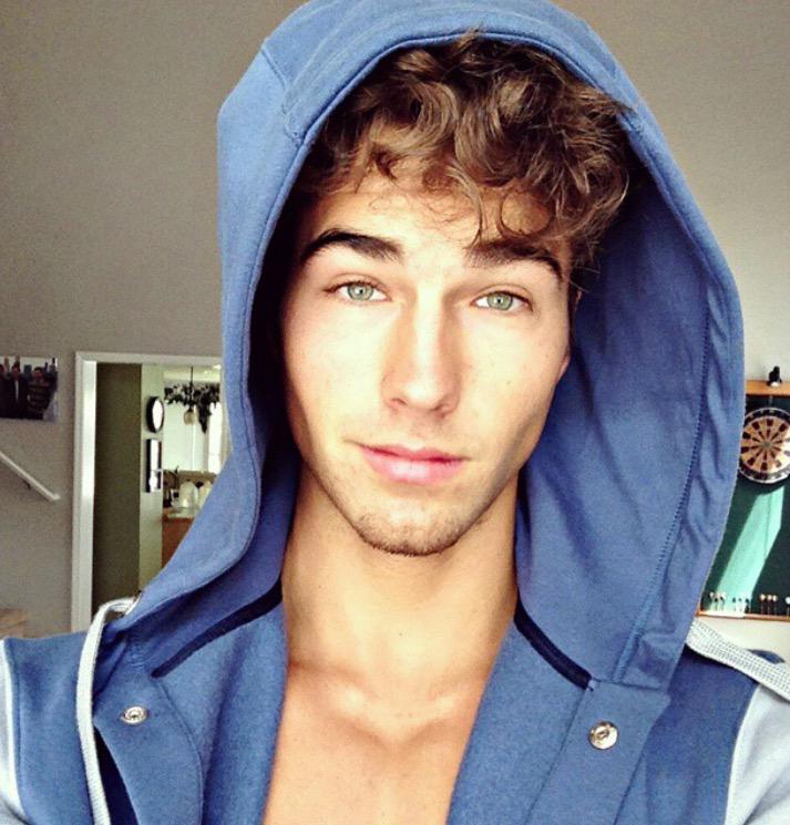 ValiantChase's tweet photo. Just woke up lol http://t.co/7ozzTw8UwS