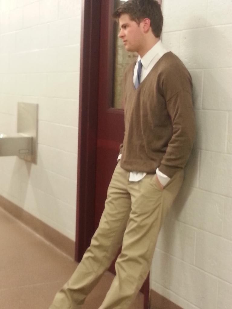 TheHottieCottie's tweet photo. .@Dreeves_15 lookin like a dad waiting for his son to be done with soccer practice http://t.co/lpWmbNDUnN
