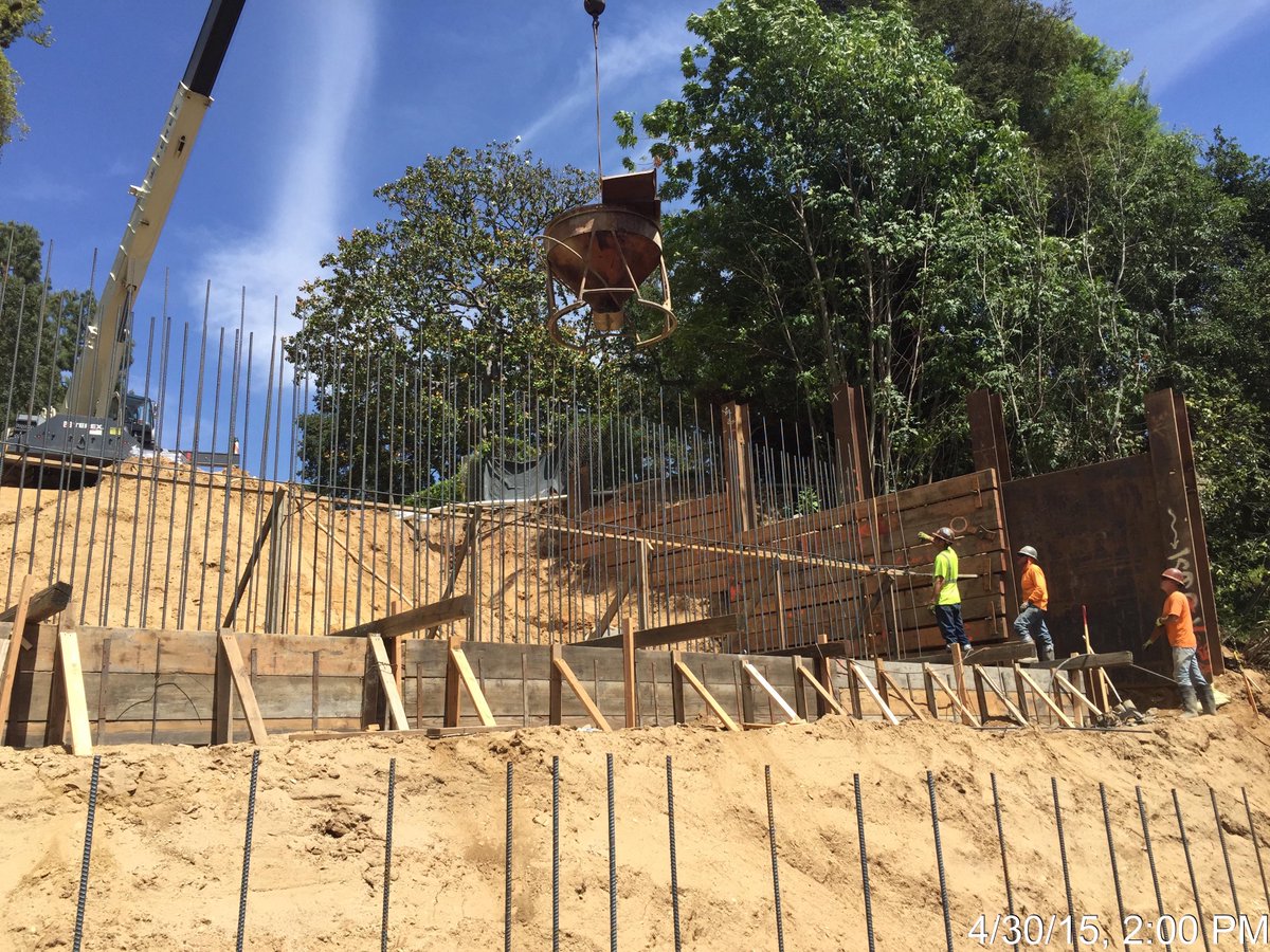 LACoPublicWorks's tweet photo. Craning in bridge abutment footing concrete. #CircleDriveBridge #CONSTSouth @SanMarinoCM http://t.co/WdFMNEwGfW