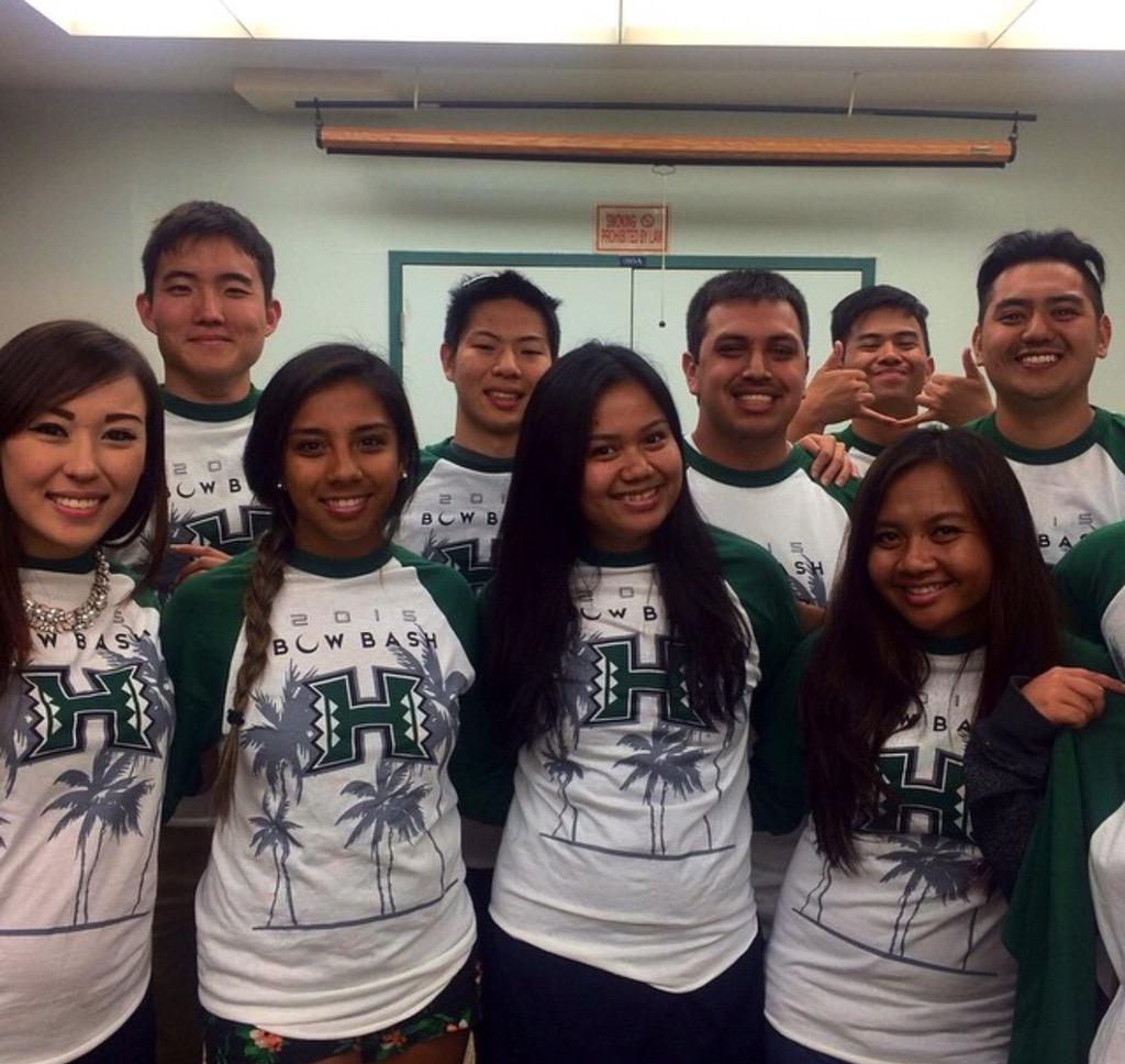 uhmanoa's tweet photo. Come get these cool t-shirts for free at the #BowBash! Happening tonight from 5-7:30pm at the #CampusCenterCourtyard. http://t.co/AldhtL0J2B