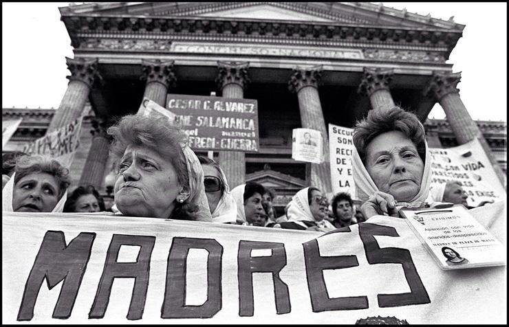 Low_Martins's tweet photo. Hace 38 años las Madres de Plaza de mayo dieron su primera ronda. No Olvidar! #PrimeraMarcha #38añosdelasMadres http://t.co/Ux1vqSmMfL