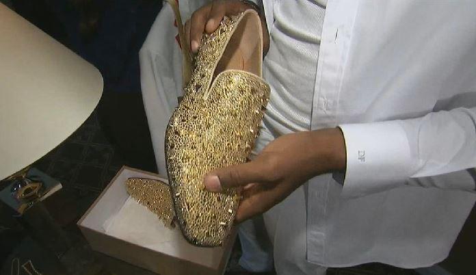 BleacherReport's tweet photo. Dante Fowler Jr. going with the All Gold Everything shoes for tonight’s #NFLDraft http://t.co/siHXnzJWq9 http://t.co/rSyP92a30C