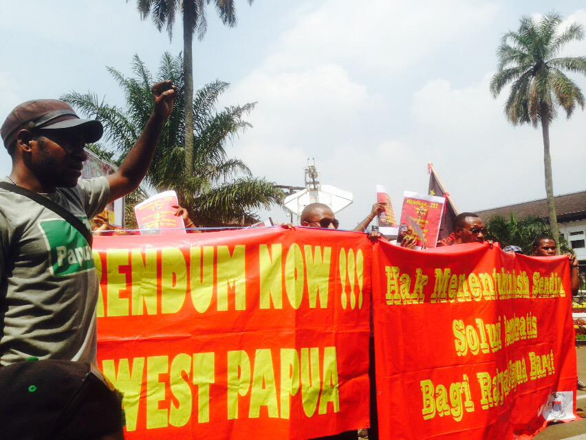 lord_kobra's tweet photo. Kawan2 Papua sudah berada di Gasibu. Yang bersolidaritas dgn Papua dan Hari Buruh silakan merapat http://t.co/OtdU7PmVfk