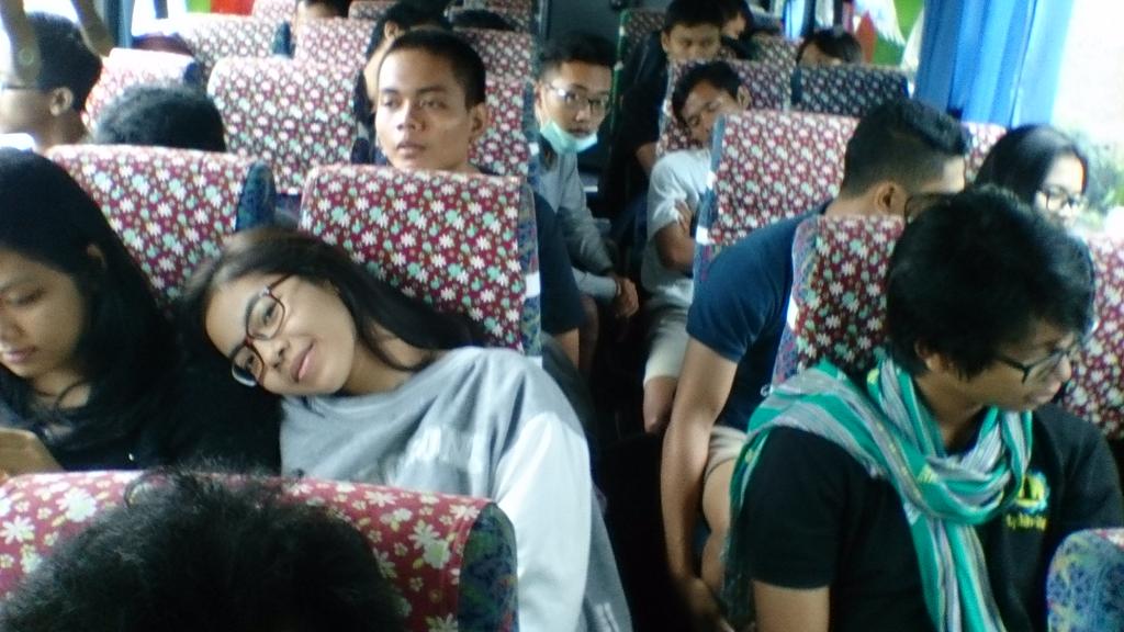 Hari ini TPKH ITS dalam perjalanan ke pura Mpu Baradah kediri dalam rangka tirta yatra