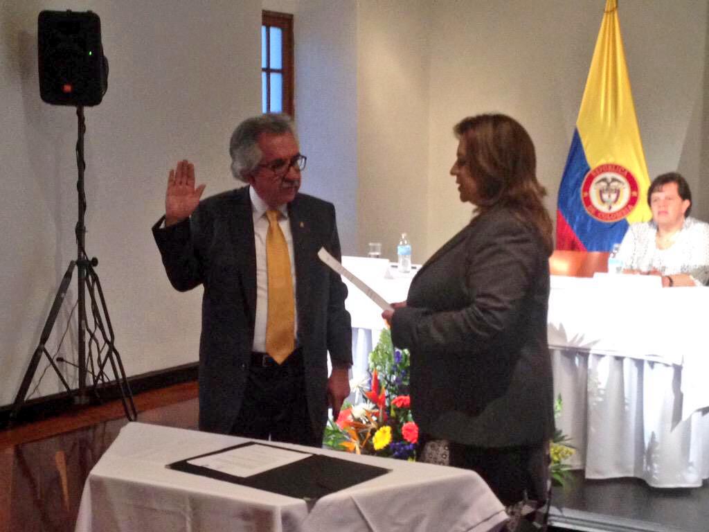 AlbertoUribeCo's tweet photo. Muchos éxitos a @MantillaIgnacio en este nuevo periodo que comienza en @UNColombia http://t.co/5h2Zi1KxKf