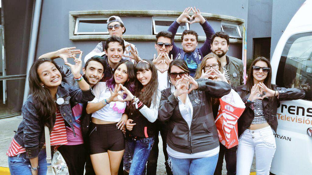 RivaPopMusic's tweet photo. Hoy fue un dia lleno de #MagiaPop! Gracias #RIVALovers! Verlos y escucharlos cantar conmigo es el mejor regalo ♥♦ http://t.co/2v1taHxg7u