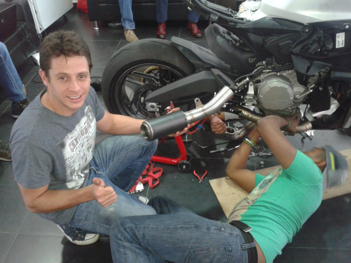 Casi lista la moto y seguimos trabajando #ADTMotowear Team <a href="/Fedemoto/">Fedemoto Colombia</a> <a href="/addictbybosi/">AddictByBosi</a> <a href="/DeportesRCN/">Deportes RCN</a> <a href="/publimotos/">P</a>
