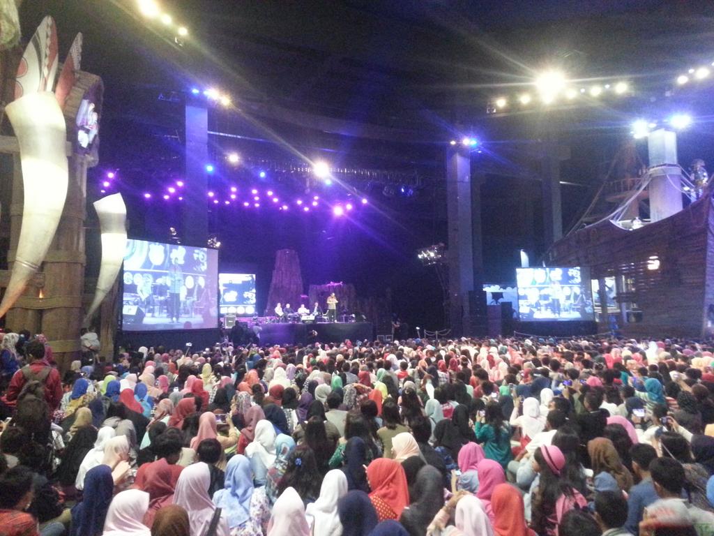 transstudio_id's tweet photo. Selamat datang para pelajar se-Jawa Barat, selamat menikmati seluruh acara dan wahana di @TransStudioBdng http://t.co/3ky7q8hiVX