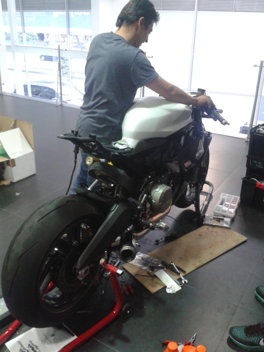 Casi lista la moto y seguimos trabajando #ADTMotowear Team <a href="/pamotos/">Pamotos.com</a> <a href="/salvatoremotogp/">salvatore salamone</a> @RevistaDEMOTOS <a href="/Revistabimotos/">Felipe Franco</a>