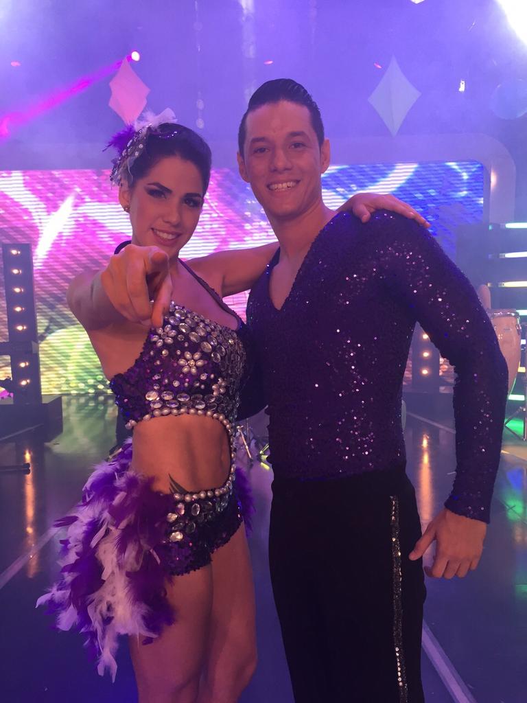 decasaencasatc's tweet photo. ¡Todos decimos: #FelizConLosVIP! Porque el baile de @karinLaGorda inicia ahora en @SoyElMejorVIPTC. http://t.co/J2Aj3XiMv8