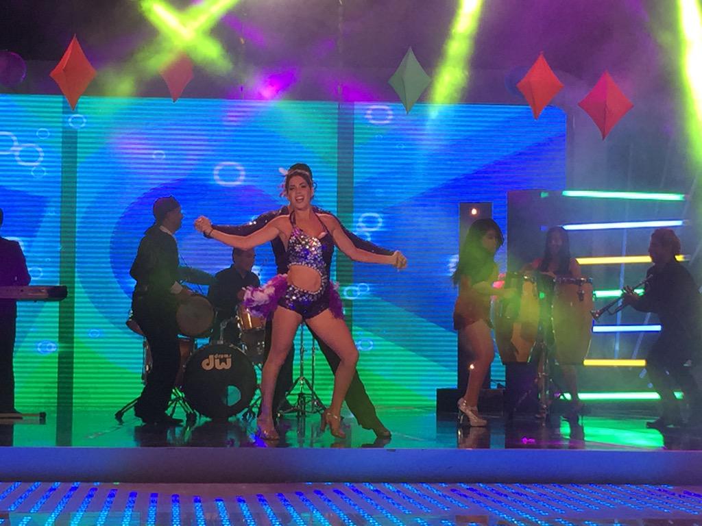 tcsoyelmejor's tweet photo. ¡Disfrútalo con las fotos! @karinLaGorda hizo que la pista se encienda de una manera "Traviesa". | #FelizConLosVIP http://t.co/VHDU6SIs9s