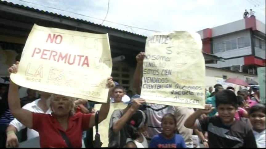 tvnnoticias's tweet photo. Sigue pugna por permuta de terreno de escuela en Paso Canoas. Detalles en  http://t.co/GmoEe1VtDs #Clases2015 http://t.co/xuxKeOJMvc