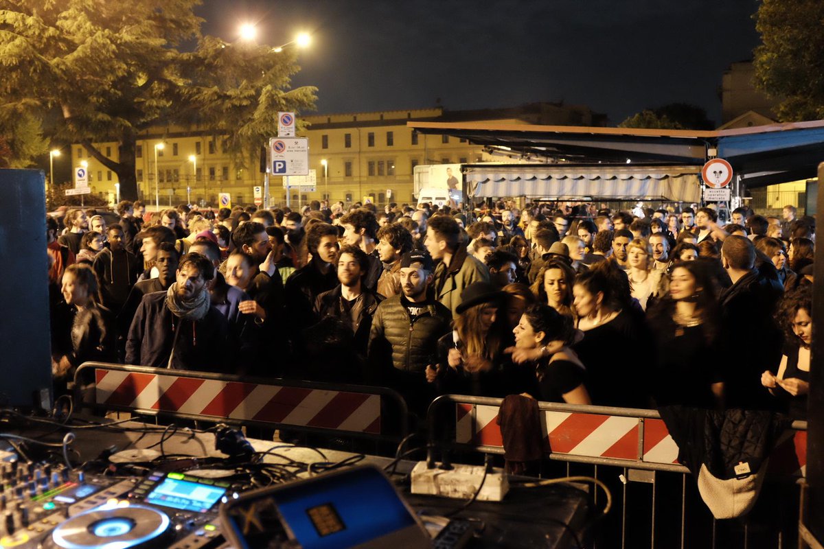 NotteBiancaFi's tweet photo. Alle #Cure sta andando così. #NotteBiancaFirenze @controradio @NumaCrew http://t.co/xtOQyK9wpK