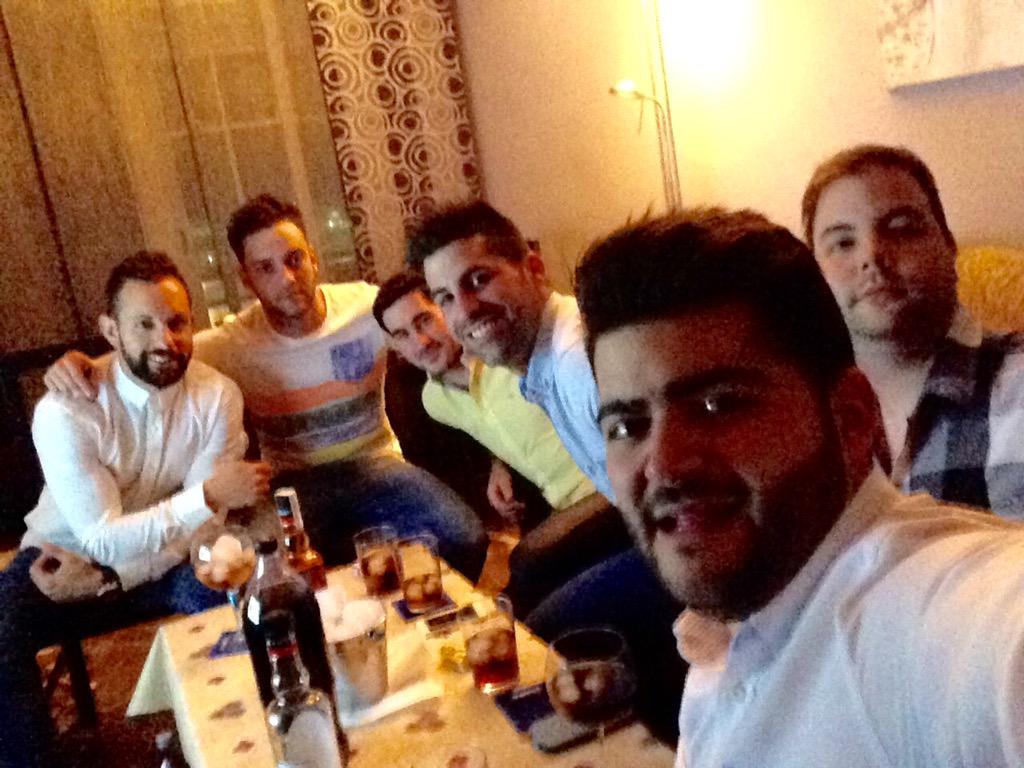 lolillojaen's tweet photo. Reunión curiosa.... #Juernes @jesus_quesada7 @mgonzalezplanet @megia89 @lagart_21 @pedroliemar http://t.co/Y8qpJWeqiC