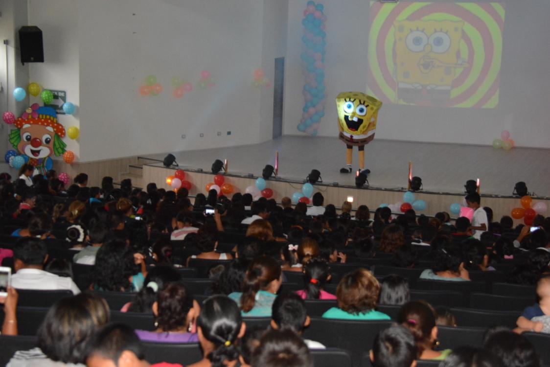 SoydePlaya's tweet photo. Bob Esponja comenzó el show en #PlayadelCarmen @jesus_martin8 @MaryCarmenLoria @suemy_fuentes @GraceFalconC http://t.co/Ht8hQheqvM