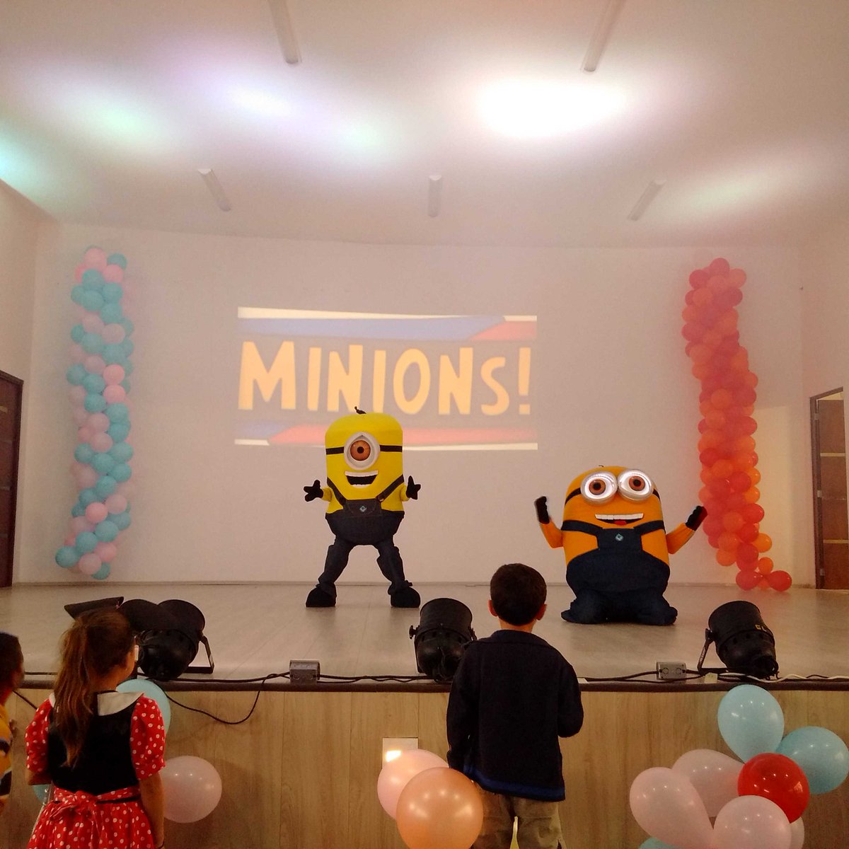 jesus_martin8's tweet photo. Y que llegan los minions a saludar a los niños #Diadelniño #TaxistasPlayadelCarmen @betoborge @CNOPSolidaridad http://t.co/j1RqV0Lzfc