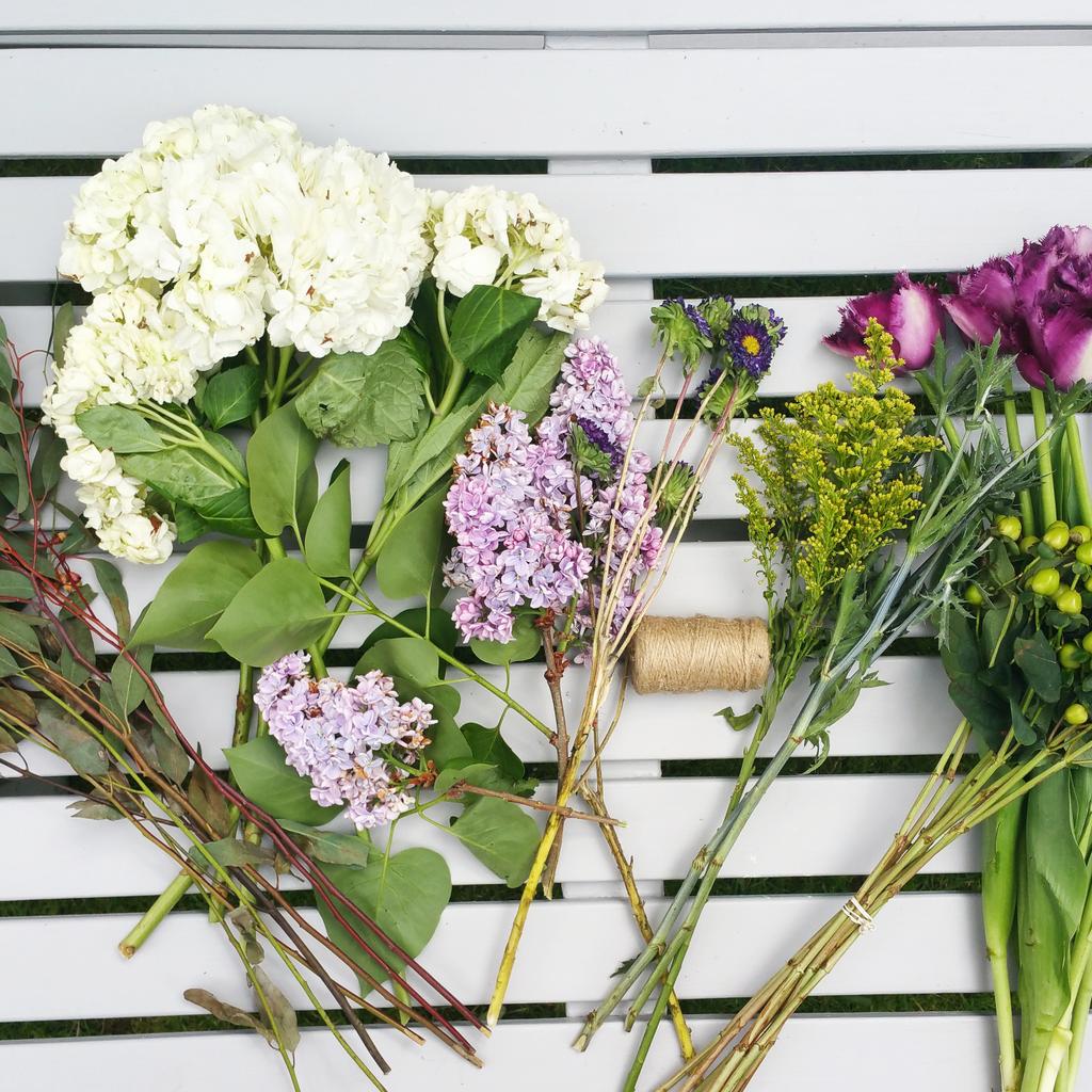 APlentifulLife's tweet image. Beautiful spring flowers, wait until you see what I've created! #springtablescape #NextHomeStylist #frugal #flowers