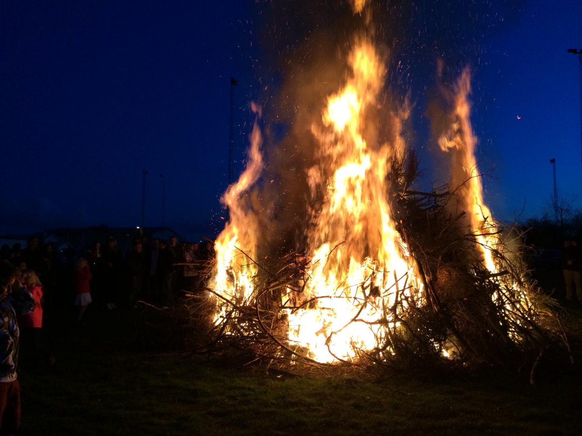 Jnaughty253's tweet photo. Sweden's celebration of the coming of spring tonight! 🌲 burn baby burn http://t.co/euEn1rnOAr