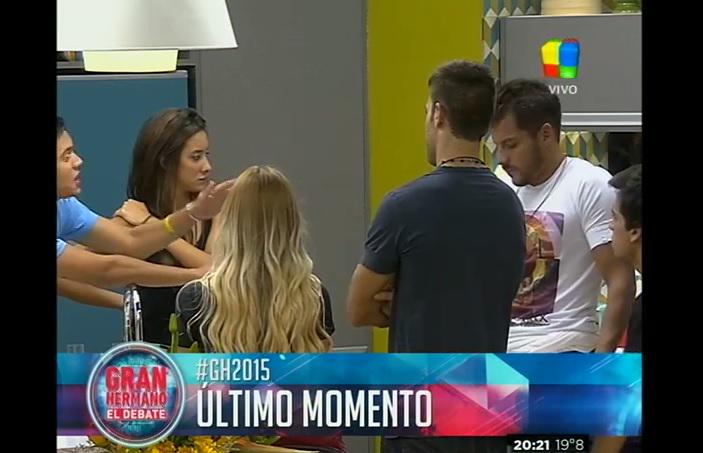 AmericaTV's tweet photo. ULTIMO MOMENTO > La primera pelea dentro de la casa de #GH2015 > #ElDebate 

[http://t.co/hqVVHvhnyJ] http://t.co/edssSjOVLp