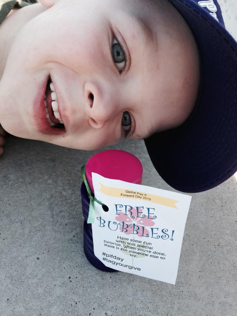 O2laurascheele's tweet photo. @OrigamiOwl we left some bubbles at five different parks around town. Share the fun! #PIFDayUSA #TagYourGive http://t.co/ufwubVWm5h