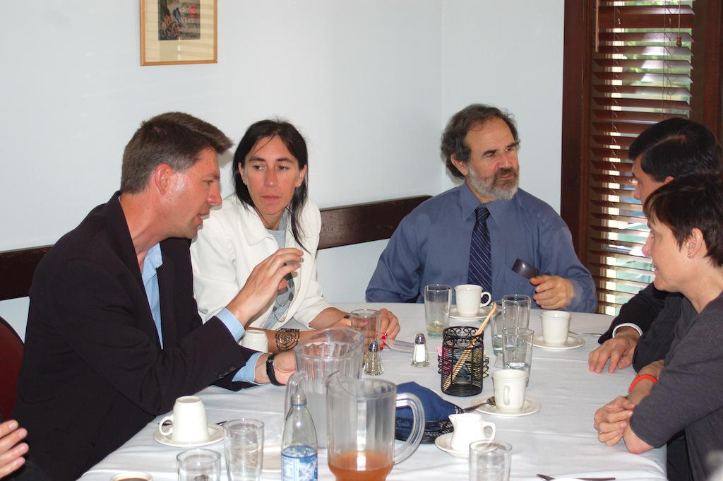 FranceinSF's tweet photo. .@GerardAraud à @UCBerkeley avec des intellectuels et prof. bénéficiant d'un financement sur le #FondsFranceBerkeley http://t.co/agNWCnci0l