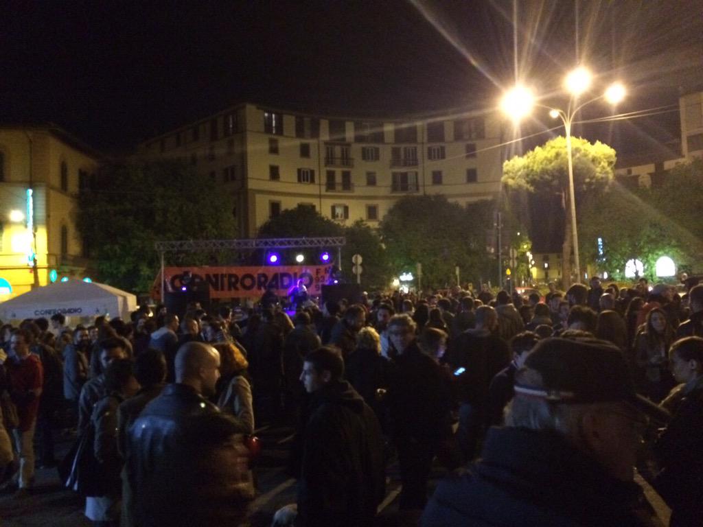 Piazza delle Cure piena con musica e #streetart  <a href="/NotteBiancaFi/">Notte Bianca Firenze</a> diffusa in tutta la città e non solo in centro