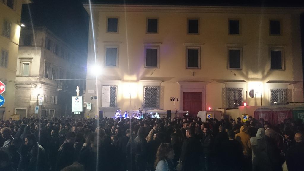 #NotteBiancaFirenze piazza dei giudici ore 1.40. <a href="/NotteBiancaFi/">Notte Bianca Firenze</a> <a href="/comunefi/">Comune di Firenze</a>