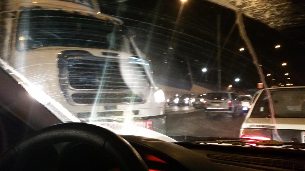 Fernanvida's tweet photo. @Elizabettamayo #AlertaNoticias camión interrumpe en Av Universitaria http://t.co/gyqkJYODdj