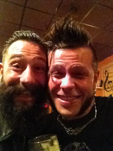 FrederickMiche4's tweet photo. Finalmente ho una foto con quello dell'eredità #eredità #fiftyniners #primotweet #doublebass http://t.co/XfbvQbyjmL