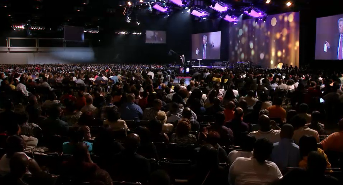 BishopJakes's tweet photo. Which side of the comma do you live on? I got life, or I got it more abundantly! -@JohnCMaxwell #PL2015 http://t.co/Eox4JYEPYM