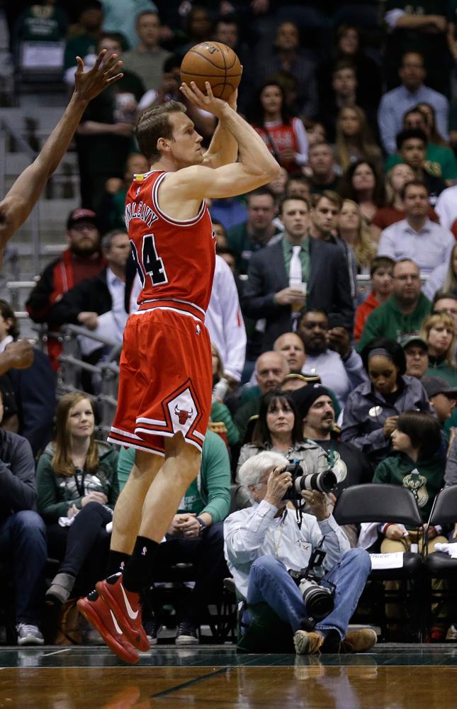 chicagobulls's tweet photo. At the half, #Bulls lead the #Bucks 65-33. Mike Dunleavy leads with 19pts, @JimmyButler added 14. #BULLSvBUCKS http://t.co/koW6fJWGns