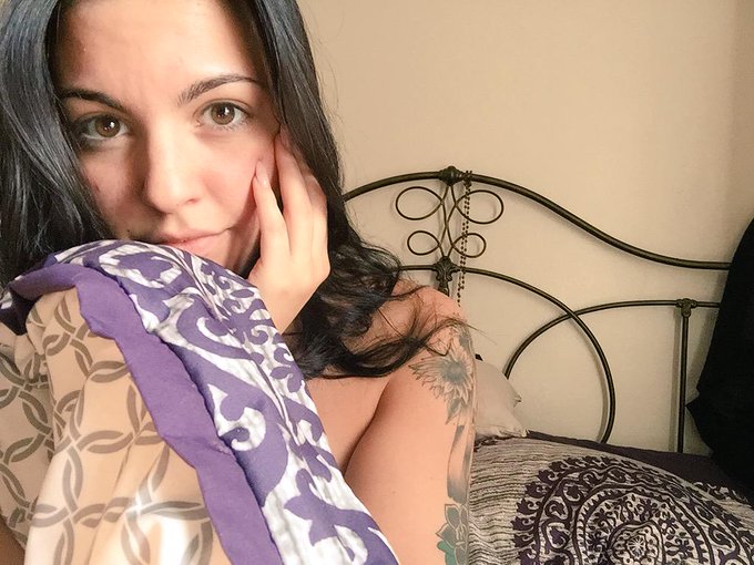 No makeup. No shirt. http://t.co/EPn0lnglut<a href="/tag/humpdaynigga"class="tags"><span>#humpdaynigga</span></a>
