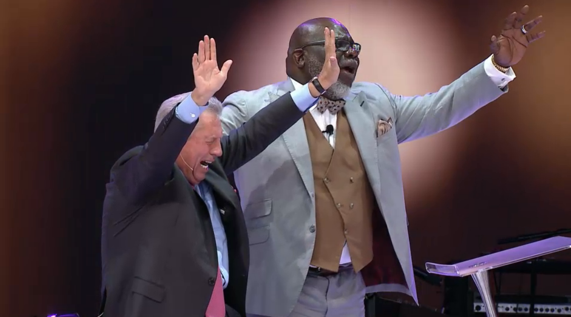 BishopJakes's tweet photo. Father God, I pray a fresh anointing, fresh peace upon your life be restored &amp; refreshed. @JohnCMaxwell #PL2015 http://t.co/wx0aI8Ft2v