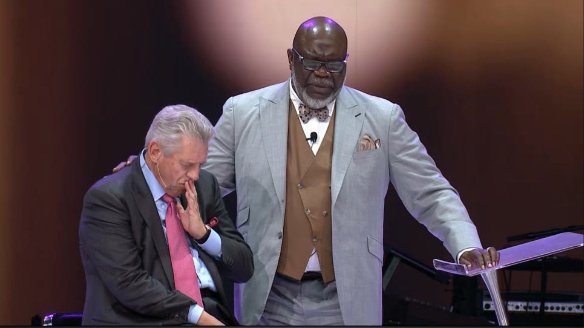 BishopJakes's tweet photo. Father God, I pray a fresh anointing, fresh peace upon your life be restored &amp; refreshed. @JohnCMaxwell #PL2015 http://t.co/wx0aI8Ft2v