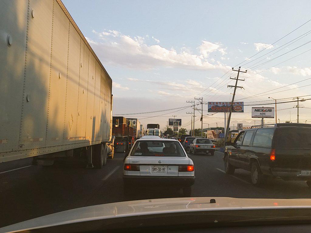 SenseiFer11's tweet photo. fila de 6 km por semáforo chafotote del campo militar. http://t.co/ueV2wFDDYg
