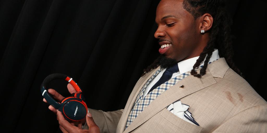 Bose's tweet photo. .@kwhite8 likes what he sees in his new @ChicagoBears team-colored #QC25s. #NFLDraft http://t.co/Wp9QJVwaKQ