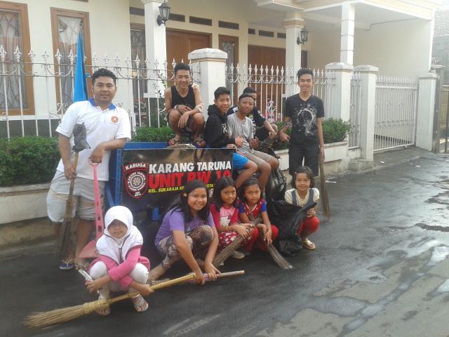 CrewX10's tweet photo. slah satu kgiatan rutin karang taruna kami . Jumsih :) kumplit nih mumpung libur @BDGcleanaction @ridwankamil @GPSbdg http://t.co/6tF0Q3fb3k
