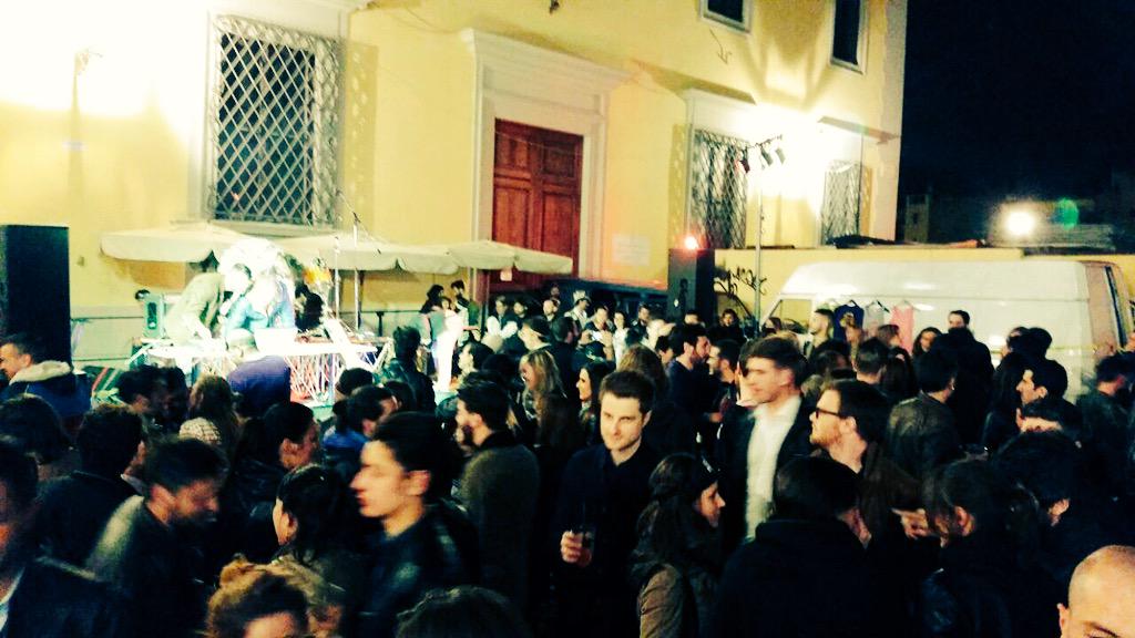 Musica e tanti ragazzi in piazza dei Giudici per la #NotteBiancaFirenze