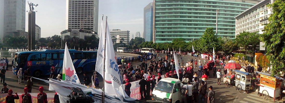 TMCPoldaMetro's tweet photo. Pengalihan arus lalin dlm rangka Perayaan Mayday di Kawasan Sudirman-Thamrin 06:00 s/d 13:00. @henrykiehl @Viny_JKT48 http://t.co/w8IFA88ziF