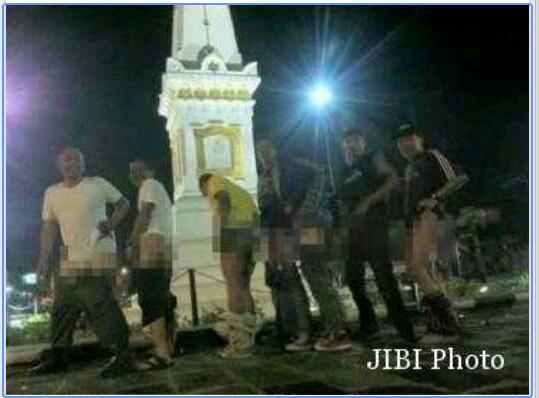 GeRatno's tweet photo. Foto seronok pemilik akun fb TELULAS BENGKRENG di tugu jogja.. 
Akun sudah tidak aktif.. http://t.co/SQgWjRfFJe