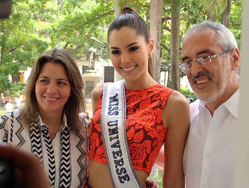 PageantsNews on Twitter "Miss Universe Paulina Vega with her parents and Miss Colombia Ariadna