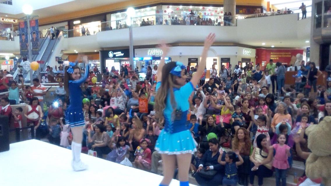 LoreLoreOf's tweet photo. Cuánto cariño del público para los dupaninos @LorelandiaOf http://t.co/MMXN2Q9Wz9