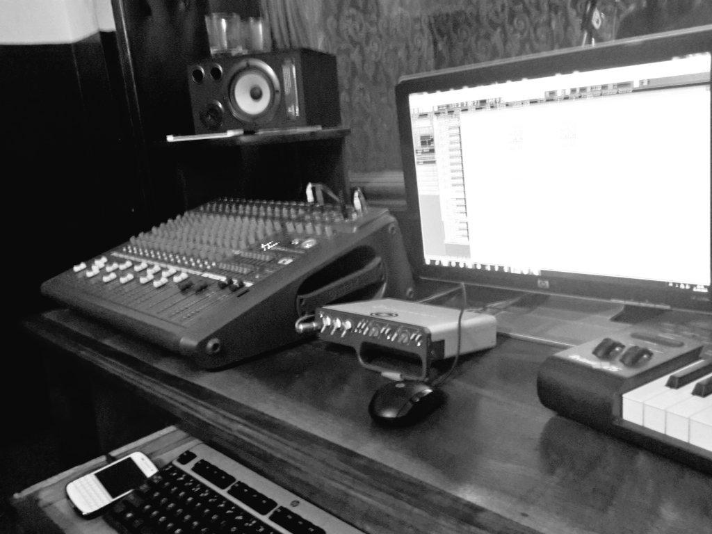 DonNeexo's tweet photo. #InstantStudio avec mes bros @DNonosite & #BrïnchKaylee #LaBonneMuzik #InfâmeFamille #Afropop #Cheulo #421Crew http://t.co/fTjsadZhFZ