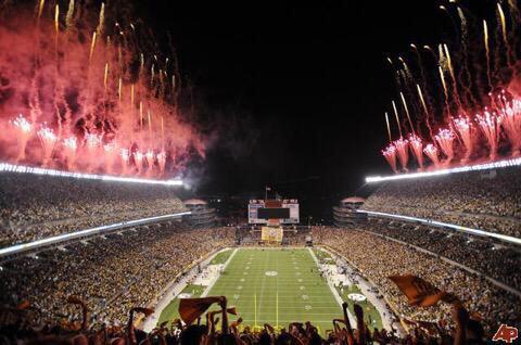 NoogaCollect's tweet photo. Best Sports Venue
• FINAL 4 •

Rt~United Center
Fav~Heinz Field http://t.co/tH5as9s6BR