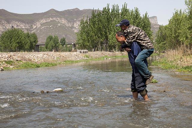 htTweets's tweet photo. This blind man and his armless friend have planted thousands of trees in #China http://t.co/qcGTVKLXWg http://t.co/J4cu3Bvpfp