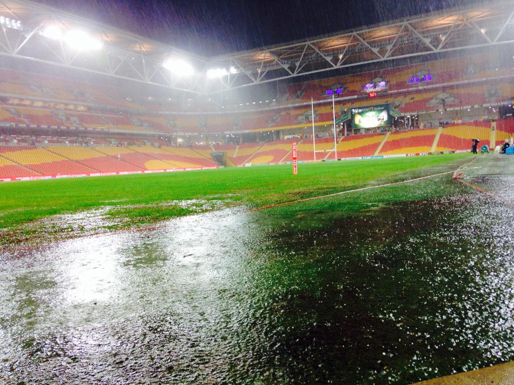 SpencerHowson's tweet photo. Sideline at Lang Park 5.32pm via @yvonnesampson #bnerain http://t.co/ErVTD5dsdU