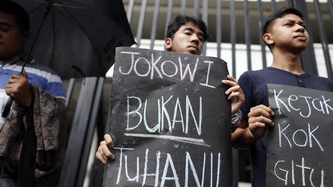 volkskrant's tweet photo. Ondanks alle kritiek overweegt #Indonesië een derde executieronde. #vuurpeleton
http://t.co/MYMD6bswPg http://t.co/zxN5IEkIWf