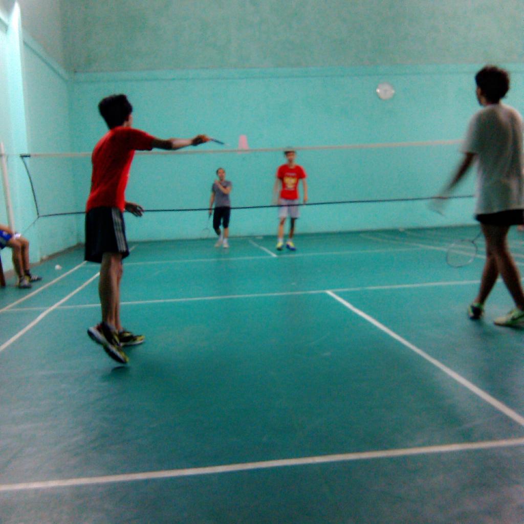 lagi seru nih guys! budi sensei dan wawan-san melawan ridho-san dan andrian-san :D